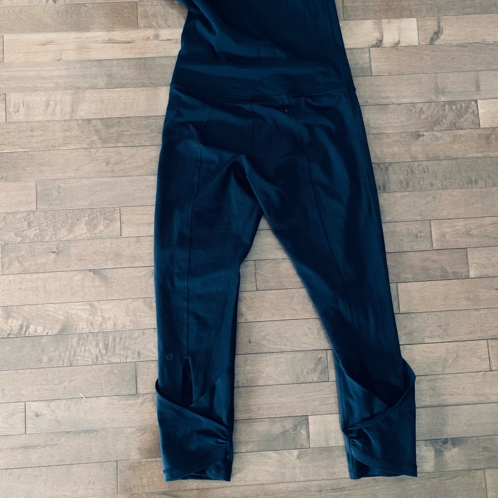 Lululemon fold waist with ankle detail - Picture 3 of 10
